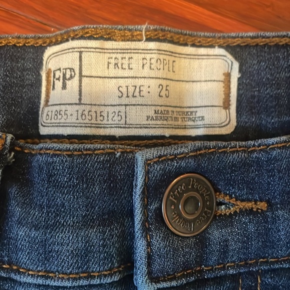 Free People size 25 "Busted Knees" Jeans - Picture 5 of 9